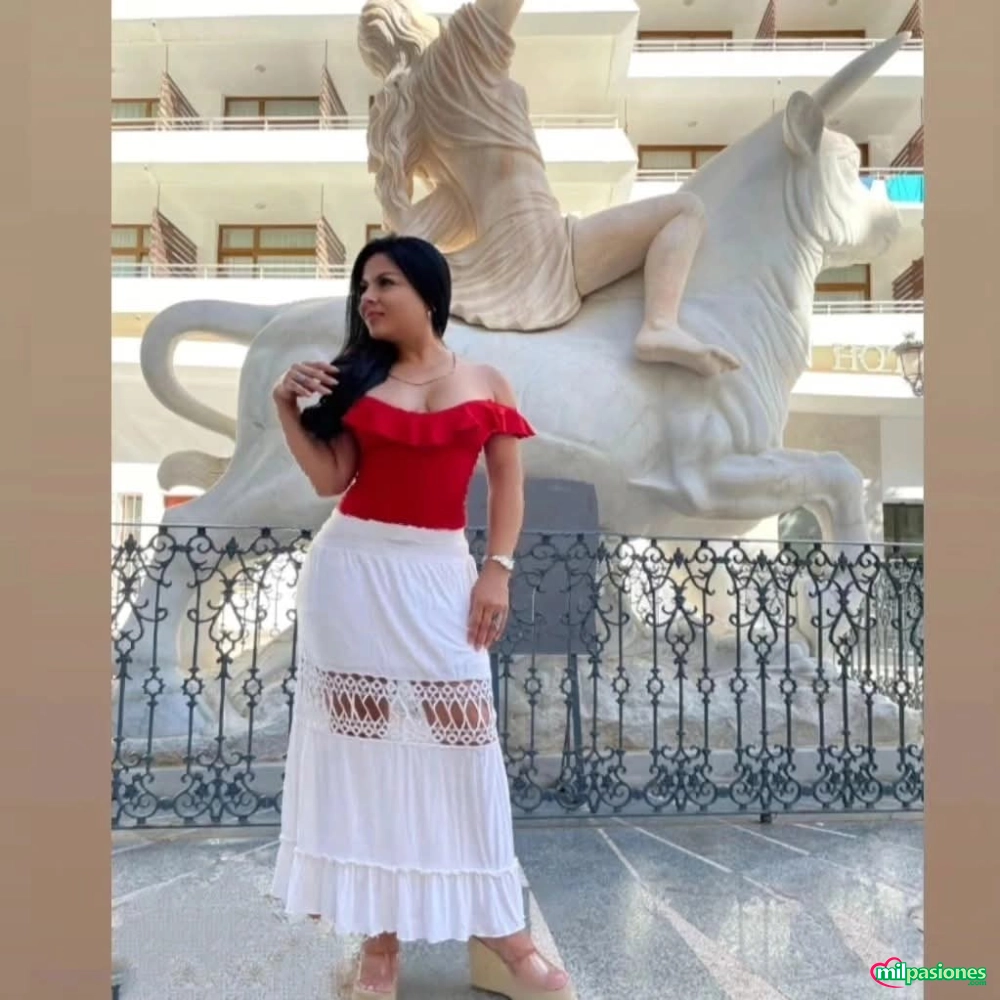 Colombiana con unas curvas de infarto profile photo
