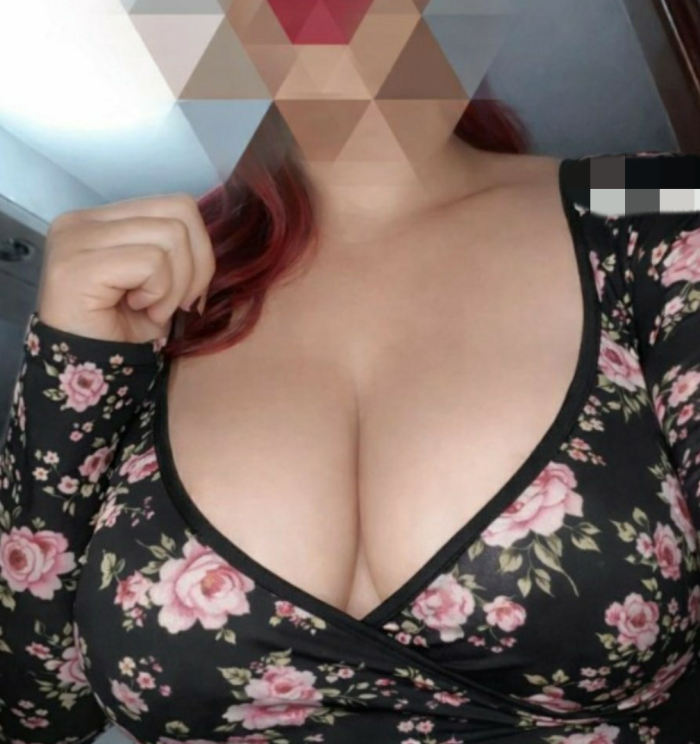 Französisch natürlich. Reife mit großen natürlichen Brüsten profile photo