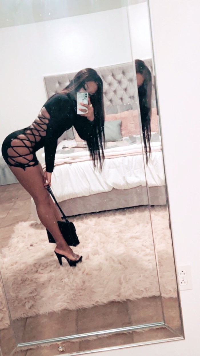 BOMBAS LATINAS CACHONDAS LISTAS PARA PLAYA GANDIA profile photo