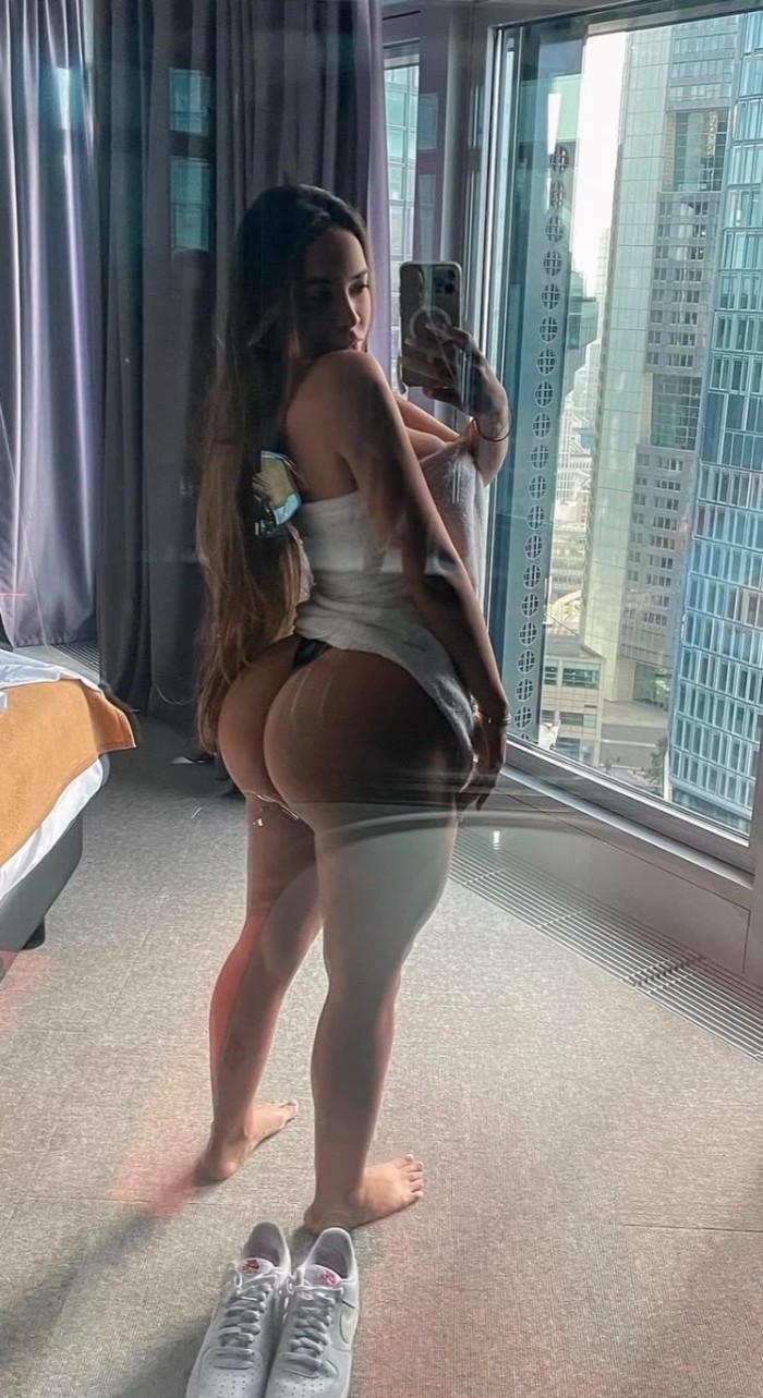 LATINA MIT KRUMMEN UND HEISSEM VERLANGEN profile photo