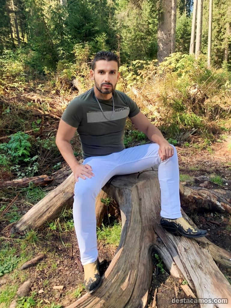 Chico español europeo titulado de educación fisica : cuerpo del gimnasio profile photo