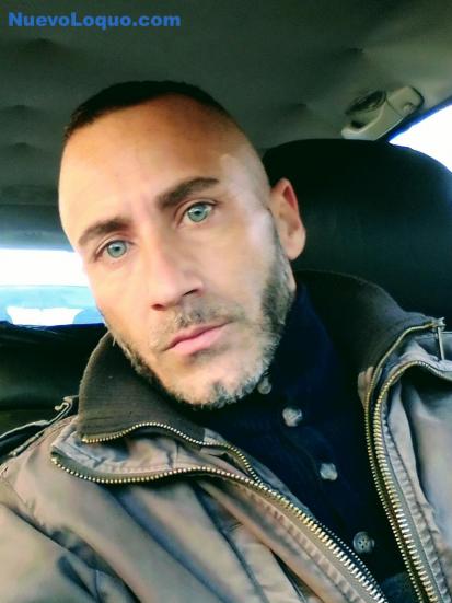 Chico de compañía atractivo con clase profile photo
