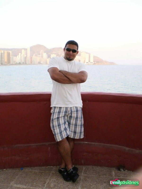 Latino con ganas de pasarlo bien en tu casa profile photo
