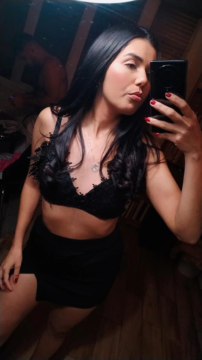 UNA HERMOSA MUJER FIESTERA Y MUY CALIENTICA profile photo