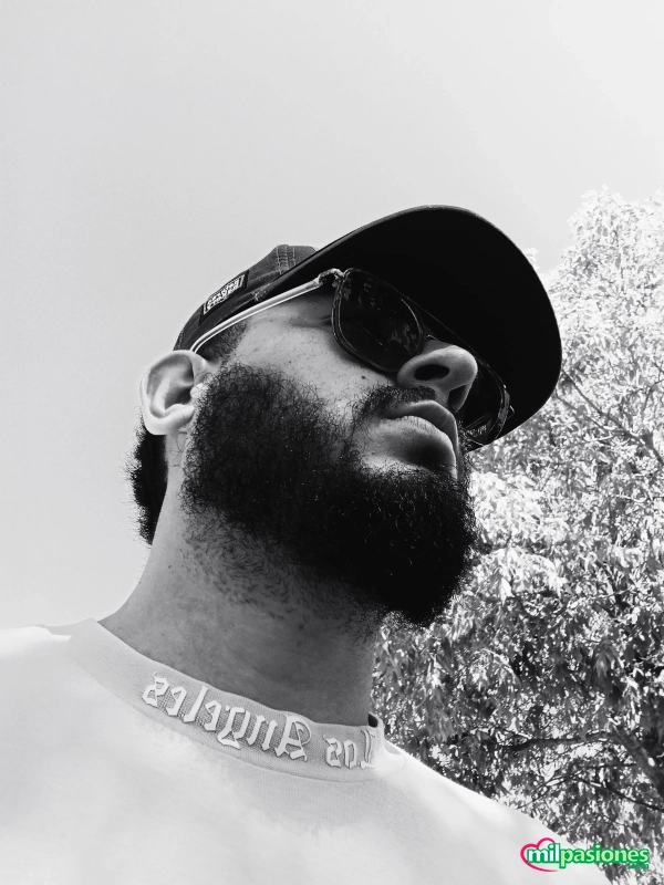Colombiano dispuesto a hacerte cumplir tus fantasías profile photo