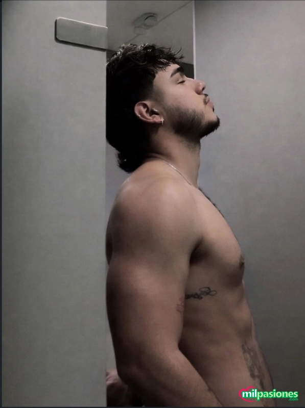 Chico joven Latino nuevo en tu ciudad complaciente profile photo