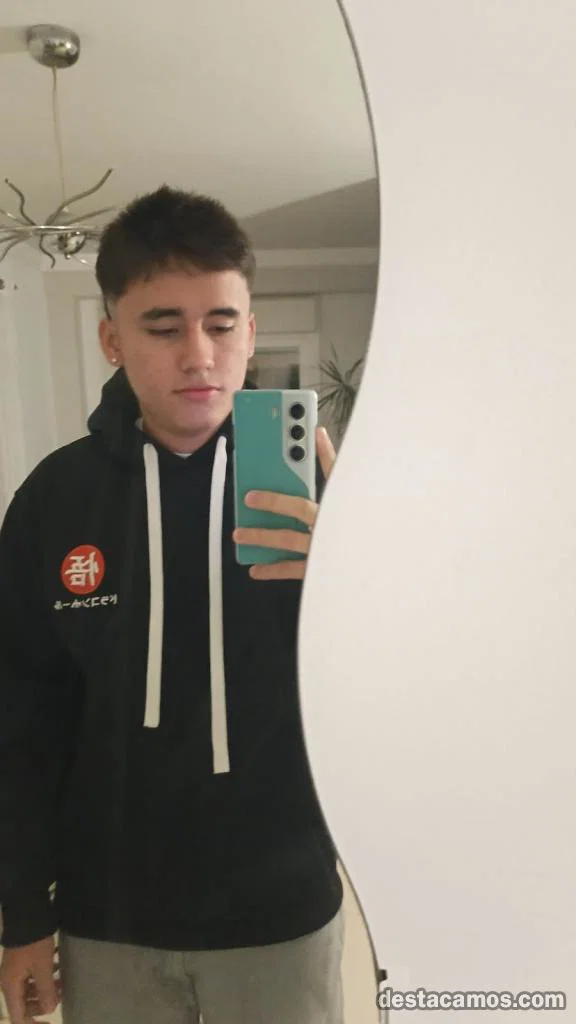 Chico colombiano de 19 años profile photo