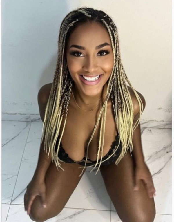 SÜSSE MASSAGEURINEN AUF DER LIEGE IN EINEM PRIVATEN UND BEQUEMEN UMGEBUNG profile photo