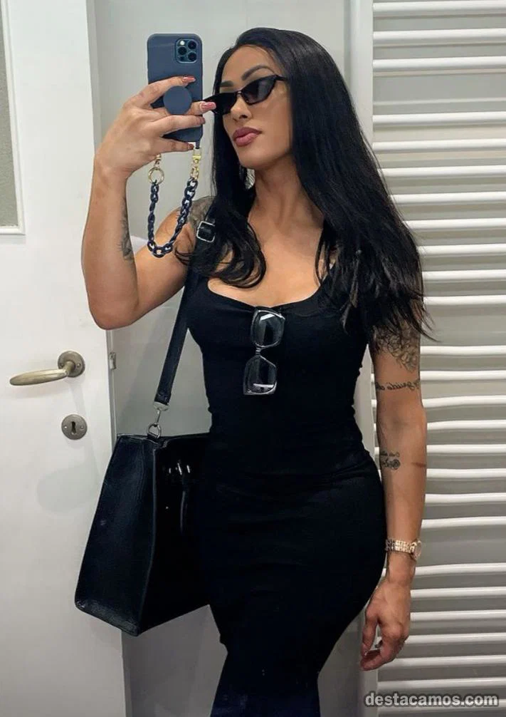 No soy un anhelo escrito en palabras.Soy la chica trans que te mira a los ojos y te hace olvidar el mundo exterior. profile photo