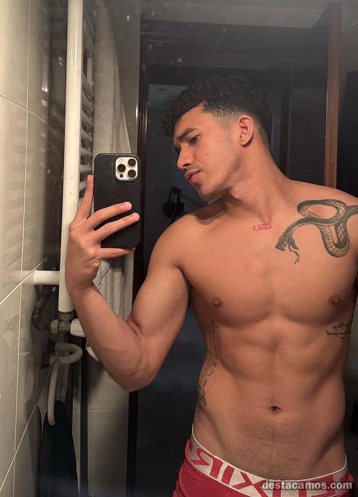 Joven latino con profile photo