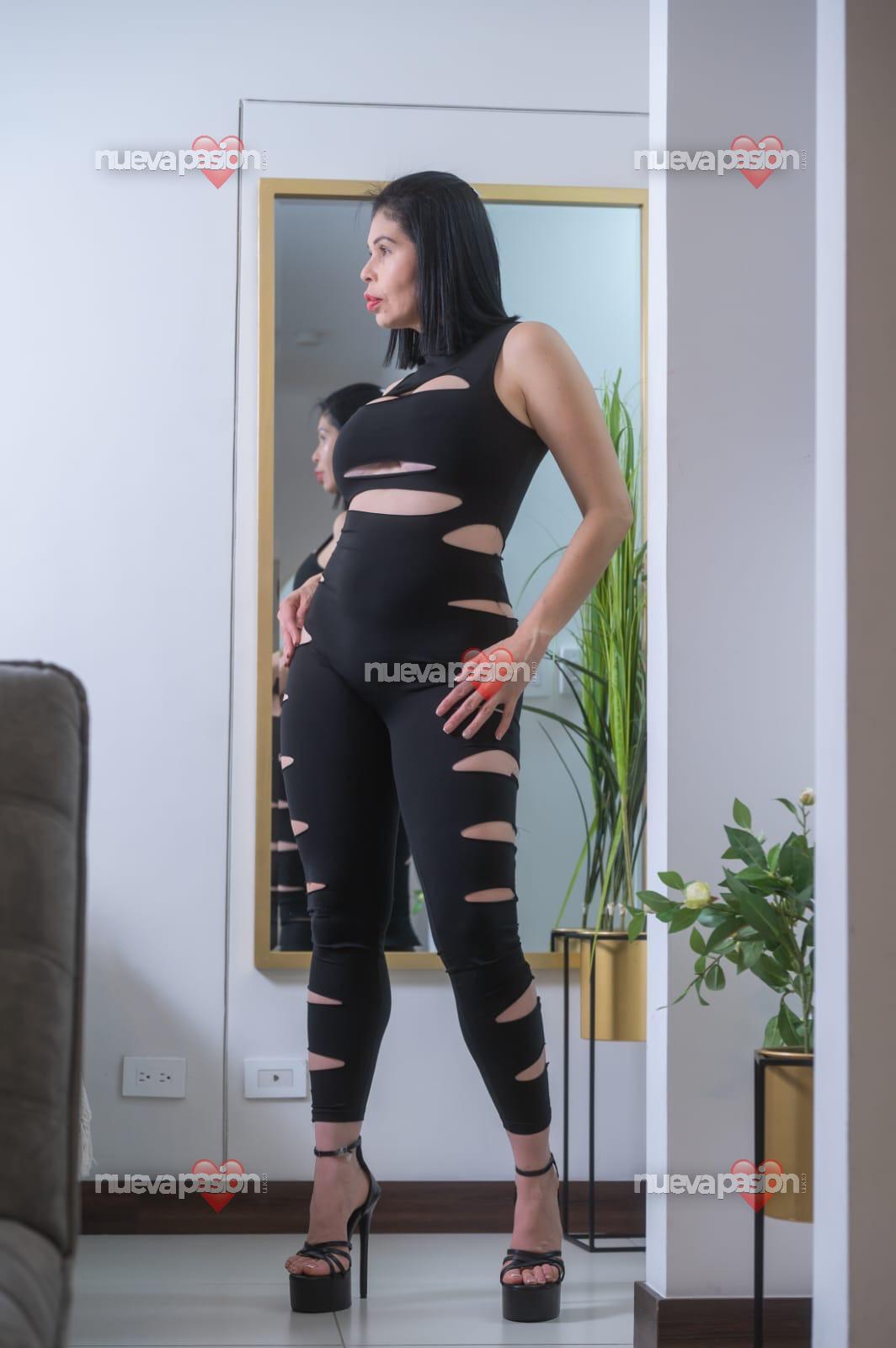 Sabrina elegant discreet attractive mature young woman profile photo