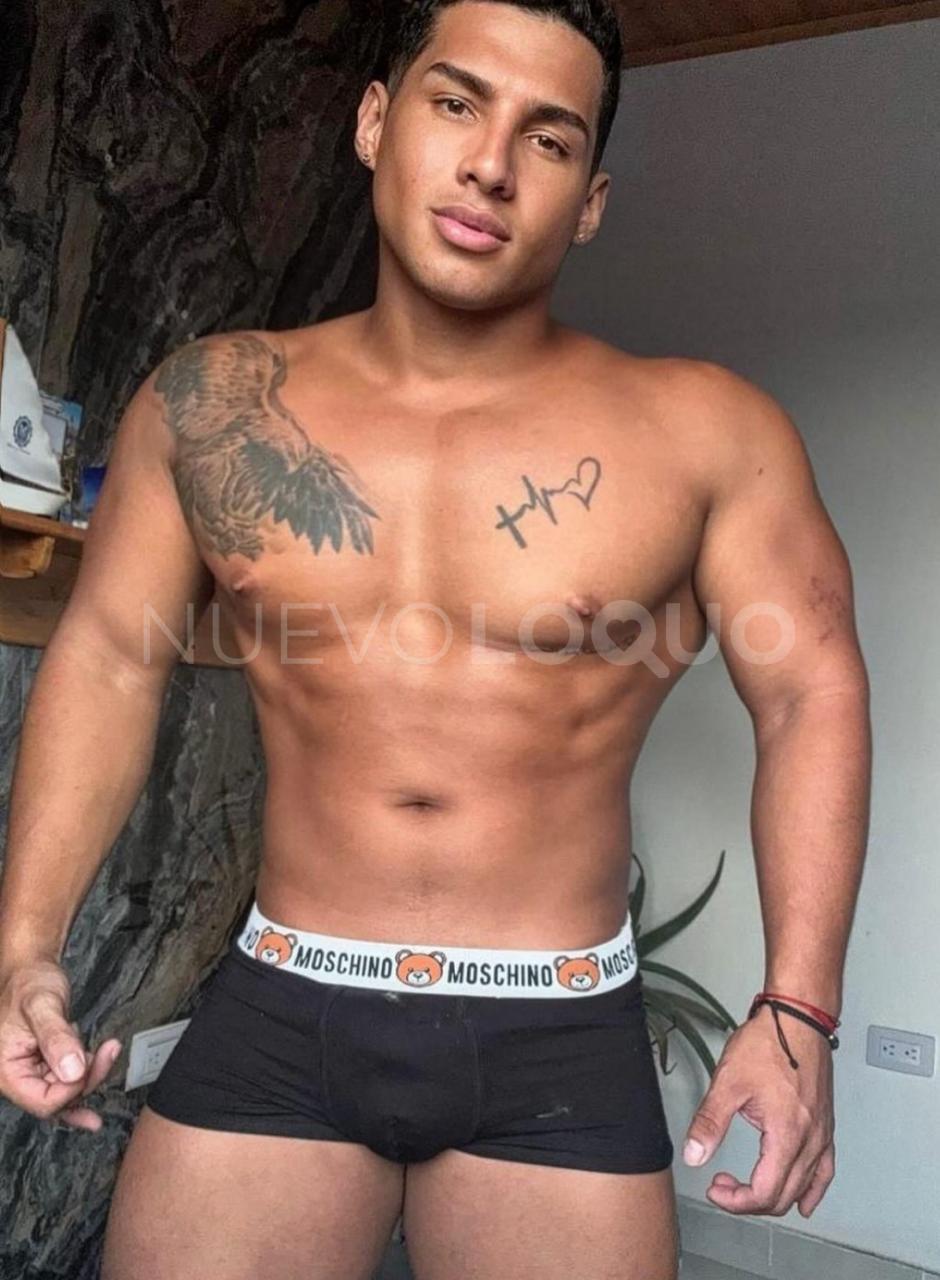 Joven atlético latino serio de visita profile photo