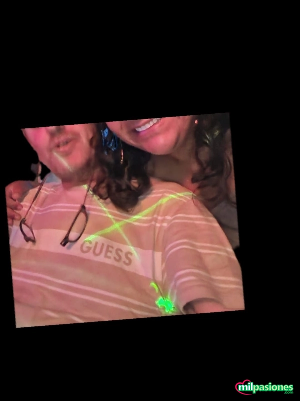 Pareja ganas de pasarlo bien buscamos chico negro o pareja profile photo