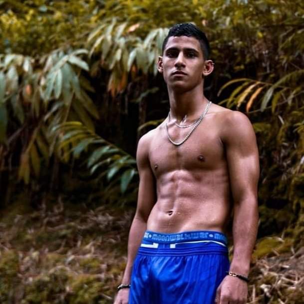 JOVEN DISPUESTO A CUMPLIR TUS FANTASíA profile photo