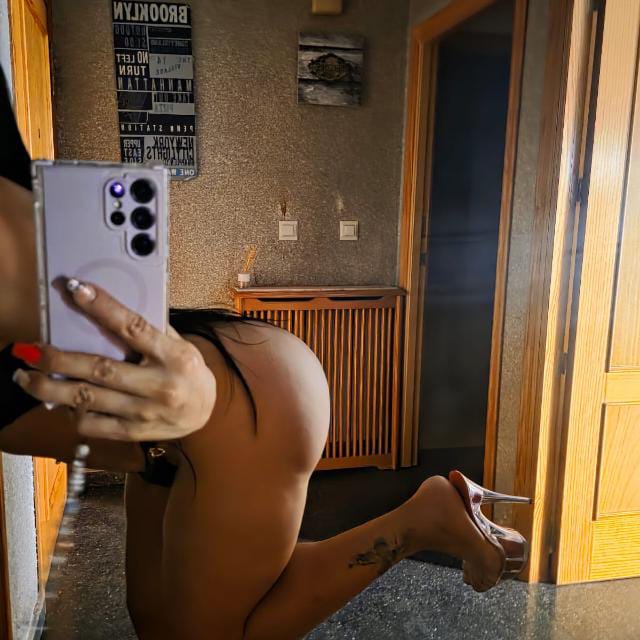COMPLACIENTE FIESTERA DE PASO POR TU CIUDAD profile photo