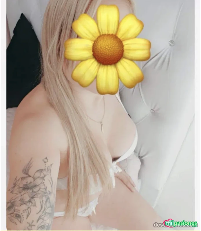 Rubia cariñosa y cachonda y masajista profile photo