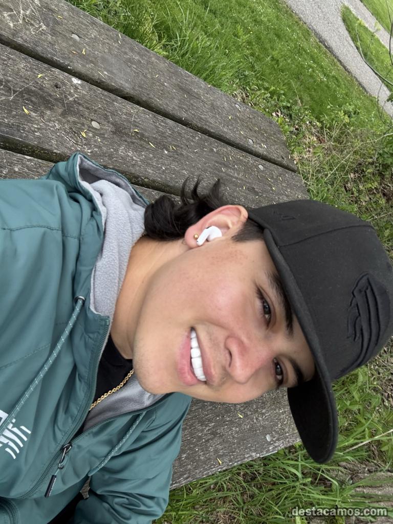 Un chico lleno de encanto para profile photo