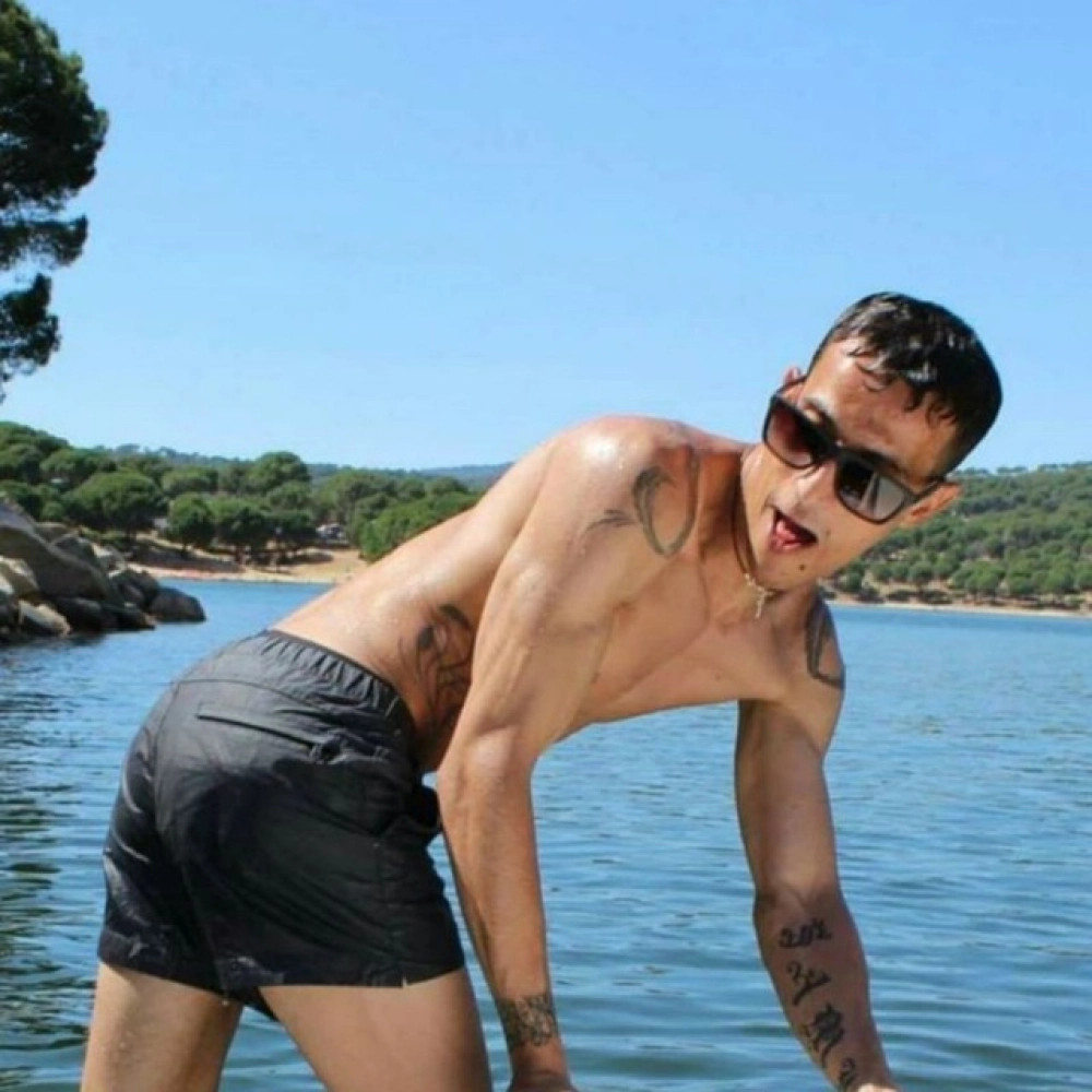 Pago a chica joven para disfrutar juntos fiesta bl profile photo