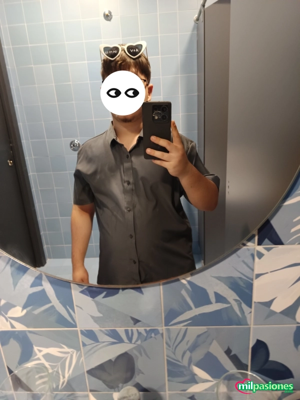 Joven de 18 años virgen busca chica para desvirgarse profile photo