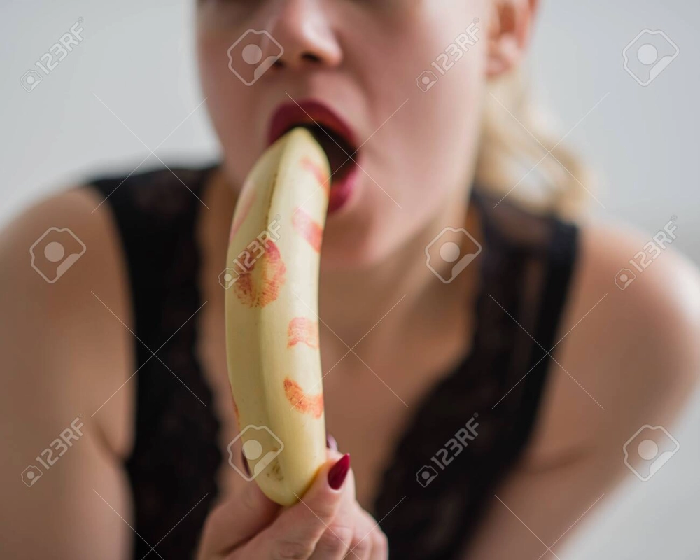 Navidad. Regalo pasión y frutas. Platano profile photo