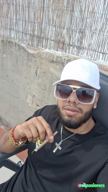 Moreno joven quita estres de todo tipo de persona profile photo