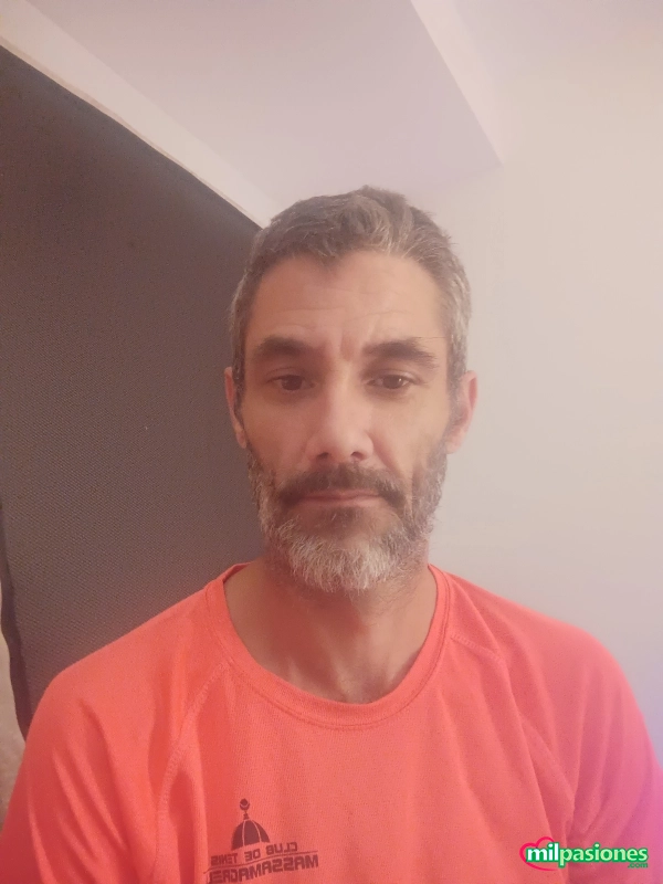 Soi un xico de 41 años soltero pido algo de dinero profile photo