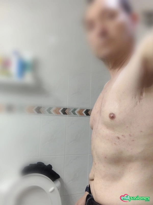 Buscas un maduro? H52 para chicas y parejas.Ni cobro Ni pago profile photo