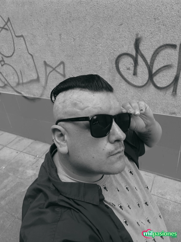 Chico curvy se ofrece a parejas profile photo