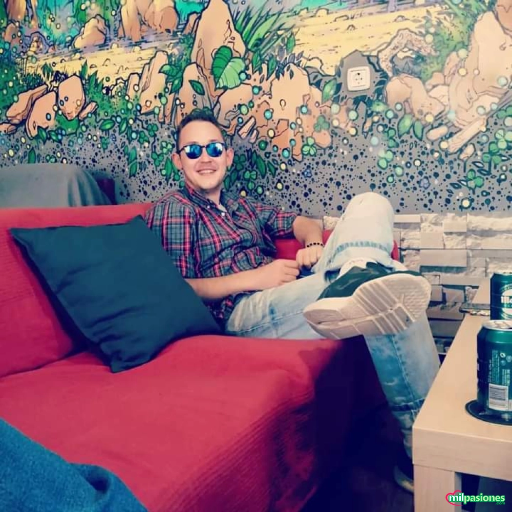 Tengo 34 anos. Soy virgen y soy una persona muy curiosa profile photo