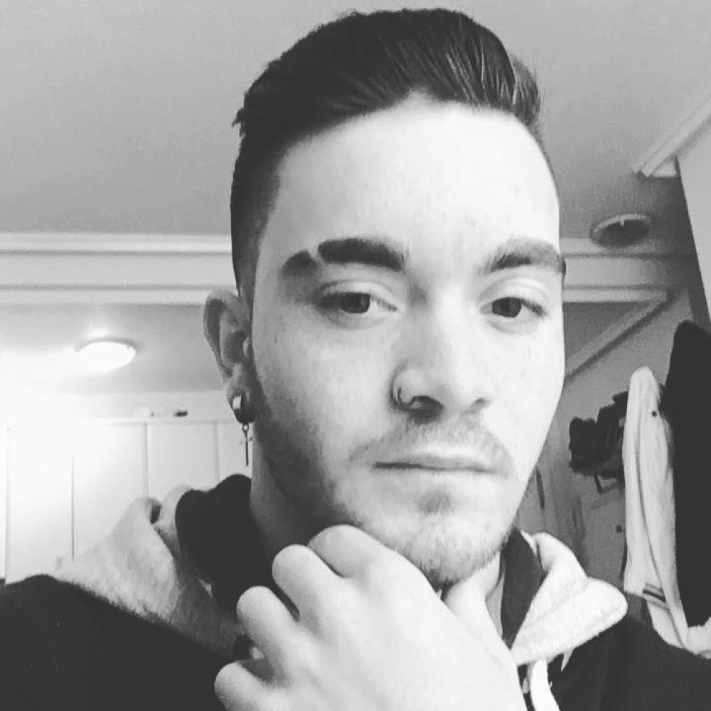 Chico joven con ganas de jugar con tu coño profile photo
