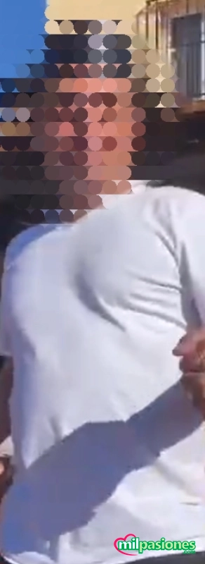 Chico de 45 años invita a pareja a masaje y a pub liberal profile photo