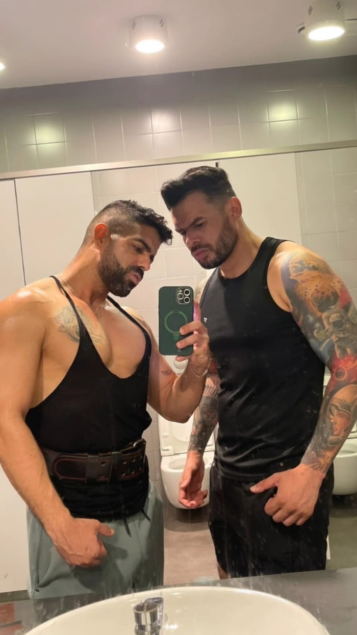 DOS LATINOS POLLONES UN FUEGO EN LA CAMA profile photo