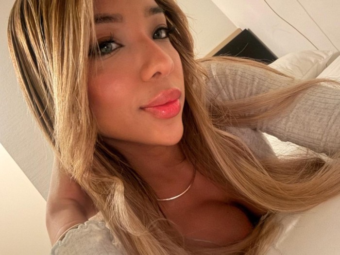 Explosiva joven Adhara en platja den bossa profile photo