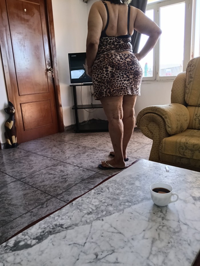 60 Brasilianerin mit marschierendem Gang profile photo