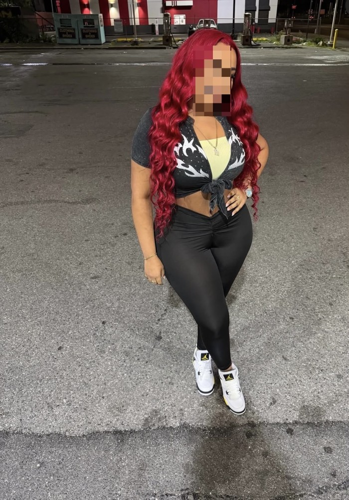 Hermosa mujer joven profile photo