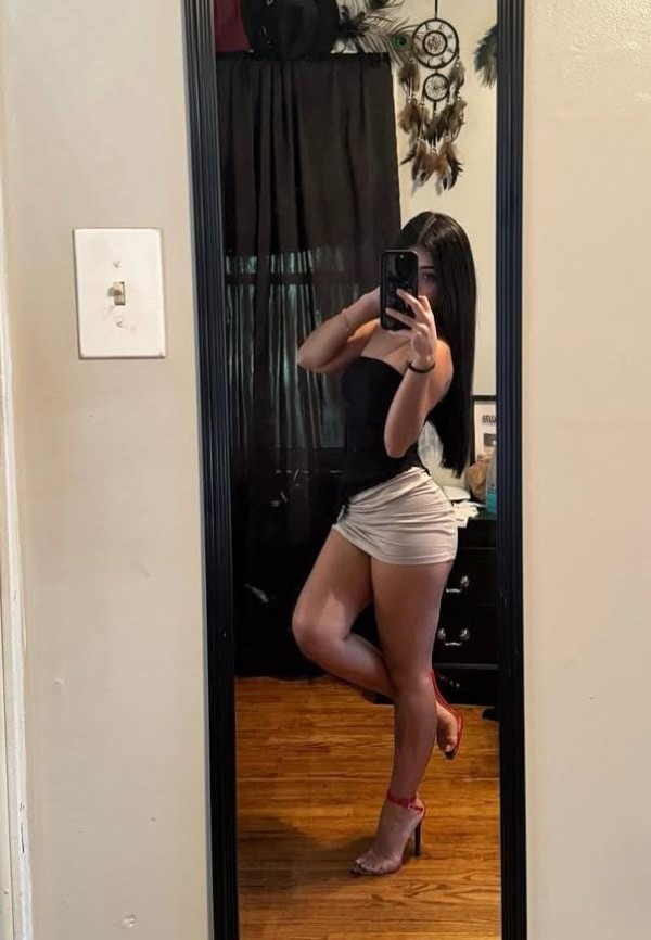 MUY GUAPA PRIMERA VEZ POR LA CIUDAD profile photo