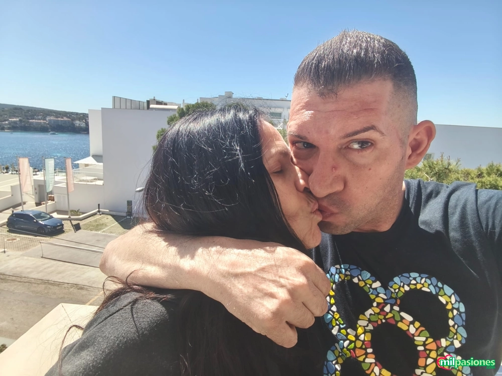 Pareja divertida profile photo